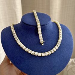 Beautiful Necklace Set— Available 