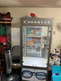 Oakley 4.0 Wide Metal Display Case ~ Sunglasses Tower | Lighting works!