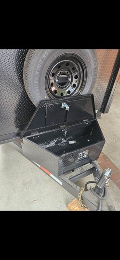 BRAND NEW TONGHE TRAILER TOOL BOX ALUMINUM DIAMOND COLOR BLACK 39" COMES SET KEYS IF SOMEBODY INTERESTED PLEASE TEXT ME ANY TIME HABLO ESPAÑOL THANKS