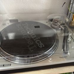 BRAND NEW Technics SL-1200MK7 Direct-Drive Professional Turntable for only $900. 