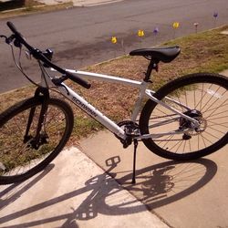 Brand New Schwinn 700 c horicon Sport Bike