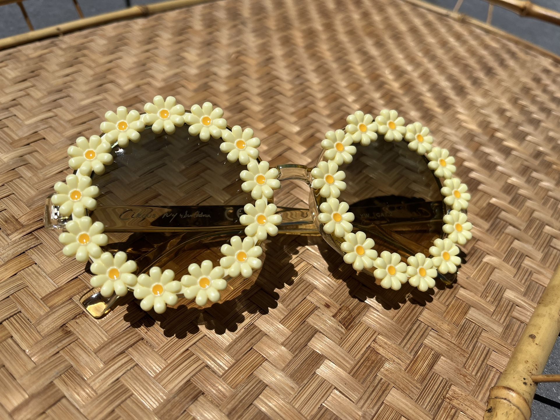 very nice vintage style daisy sunglasses