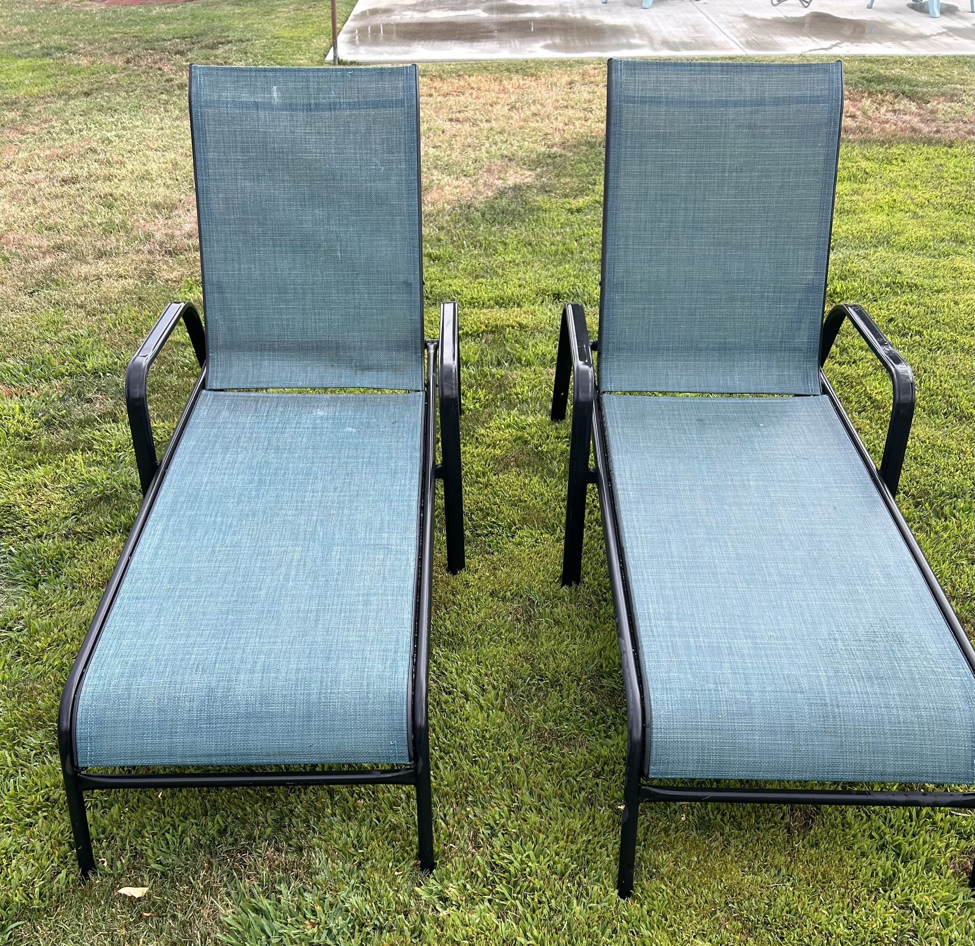 Lounge chairs pair