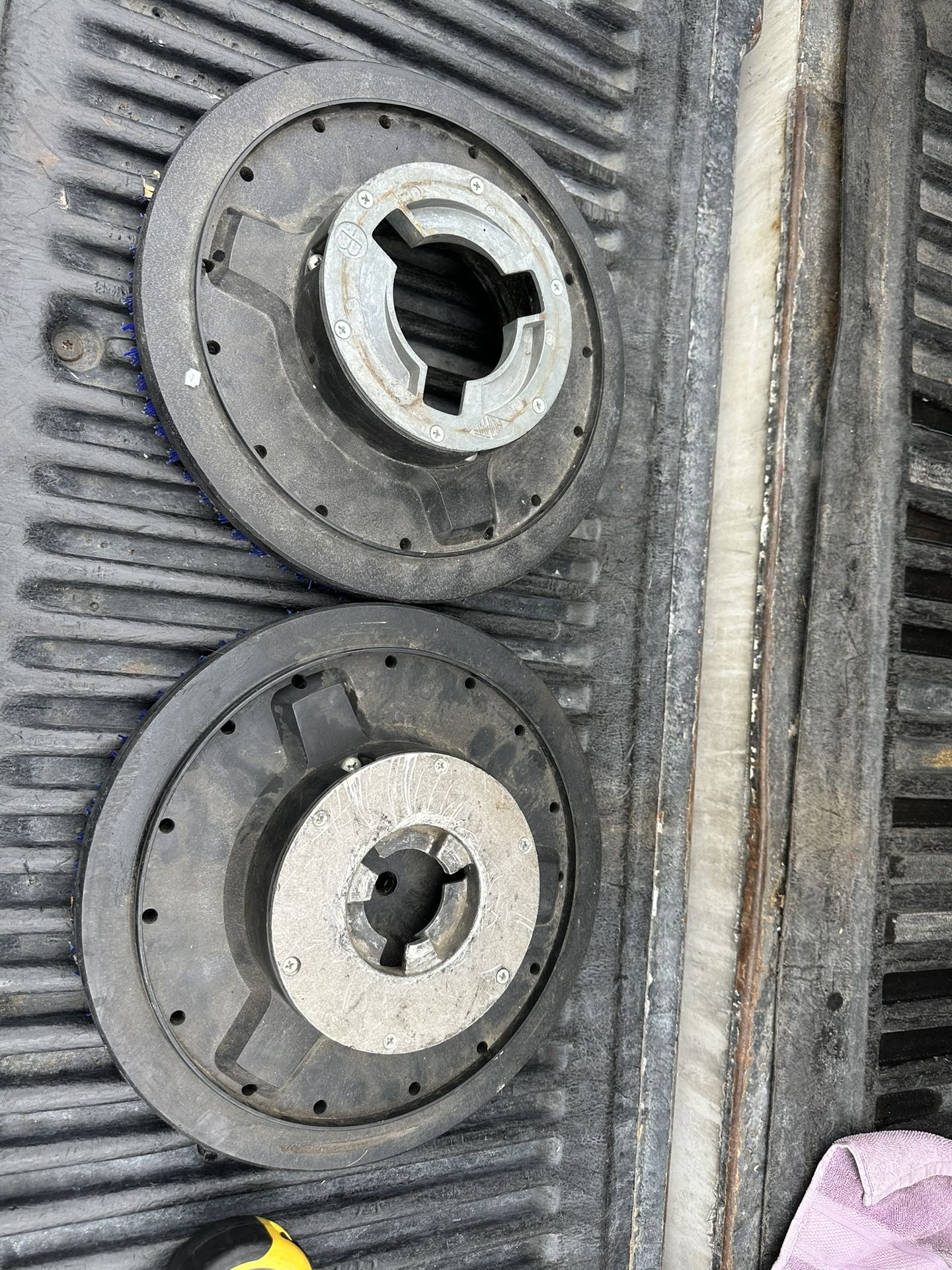 Disc brush for polishing floors