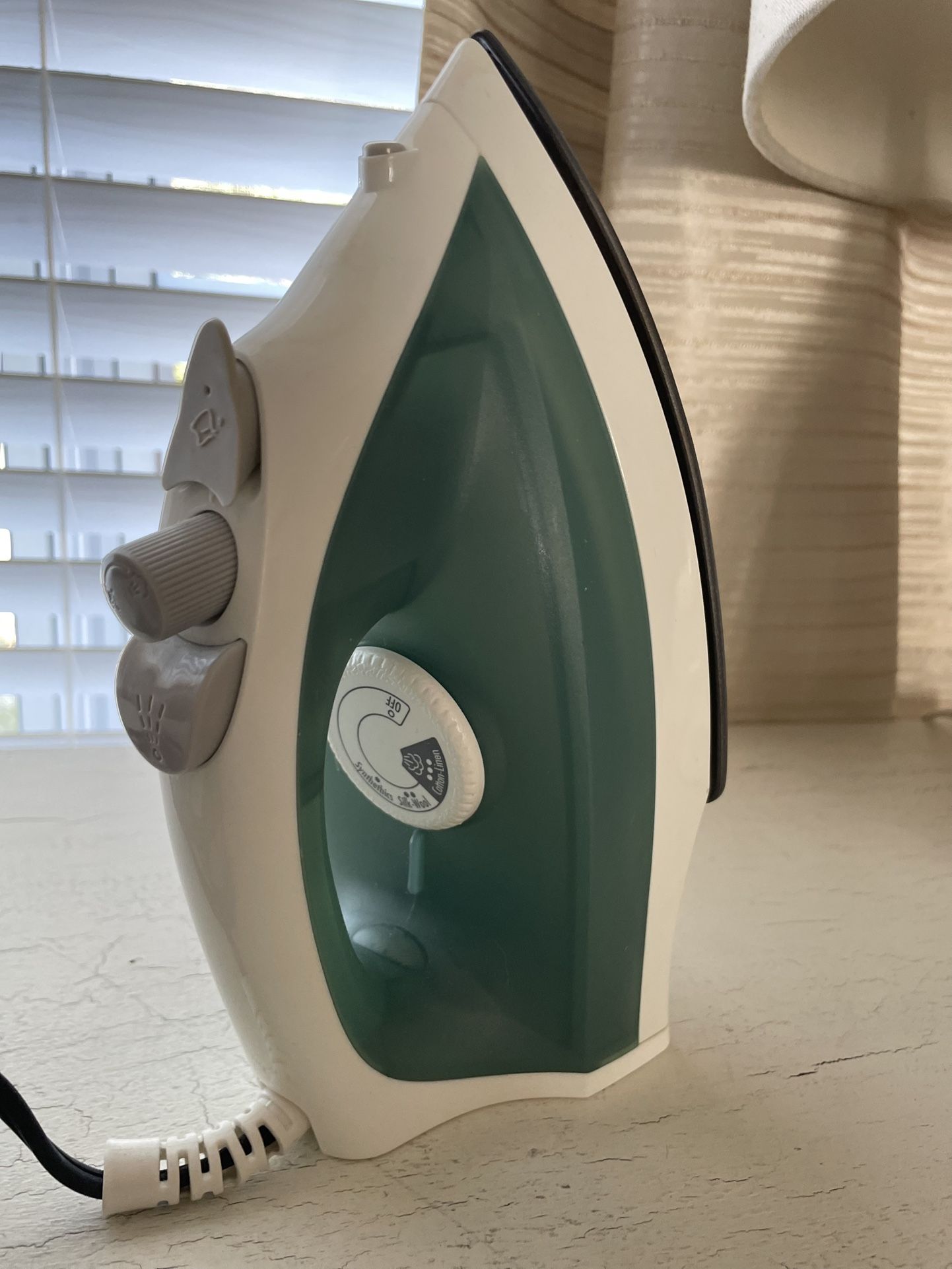 Efficient Hamilton Beach Steam Iron - Works Great (+ Ironing Board for free)