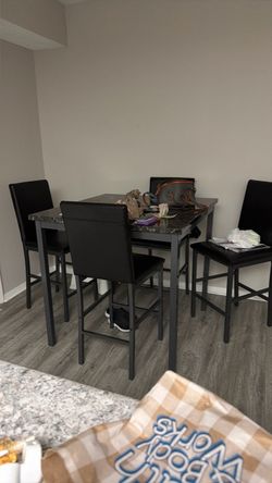 Nice kitchen table  barely used