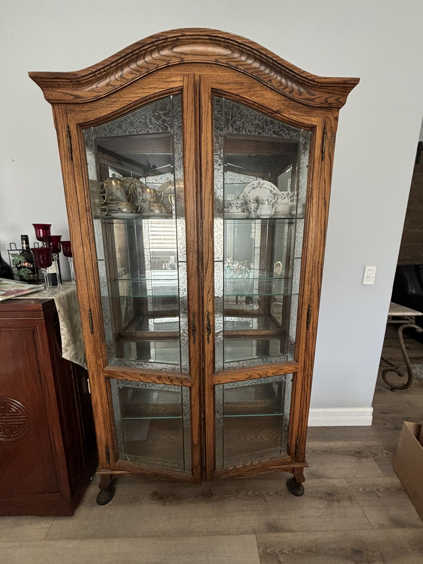 Beautiful China/curio Cabinet ! 