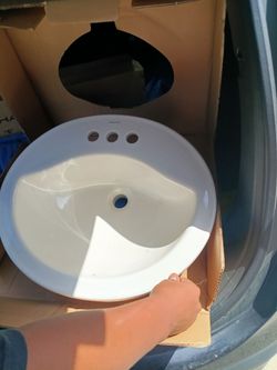 2 Bathroom sinks