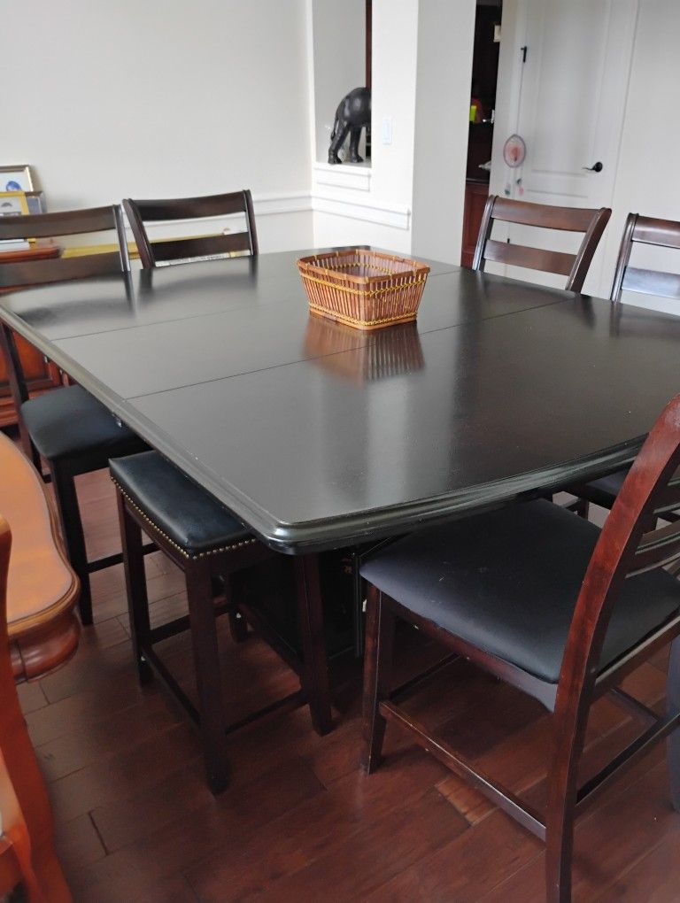 Dining Room Set With Six Chairs. 