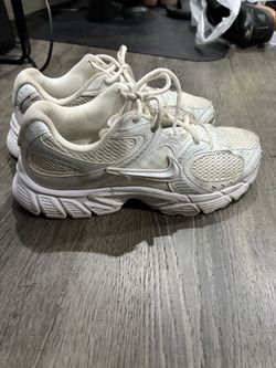 Nike V5 RNR Size 9.5 Women’s White – Great Condition