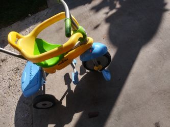 Triciclo para llevar el niƱo muy bonito