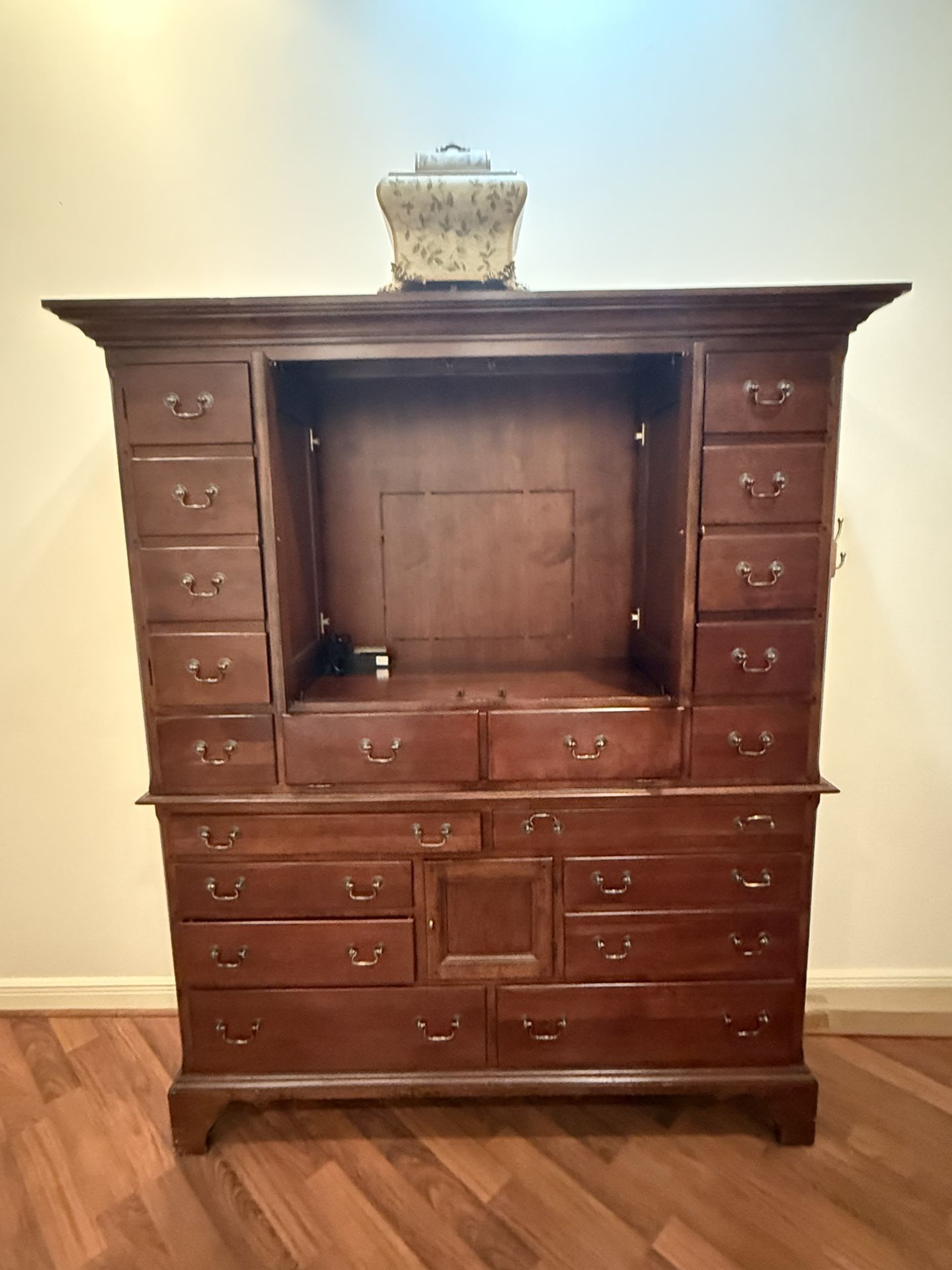 MAKE OFFER… NEED GONE ASAP!!! Beautiful wall unit, lots of storage, Drawers. TV Hideaway 85x68x20