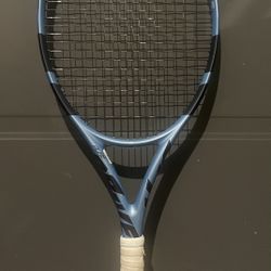 1 tennis racket 