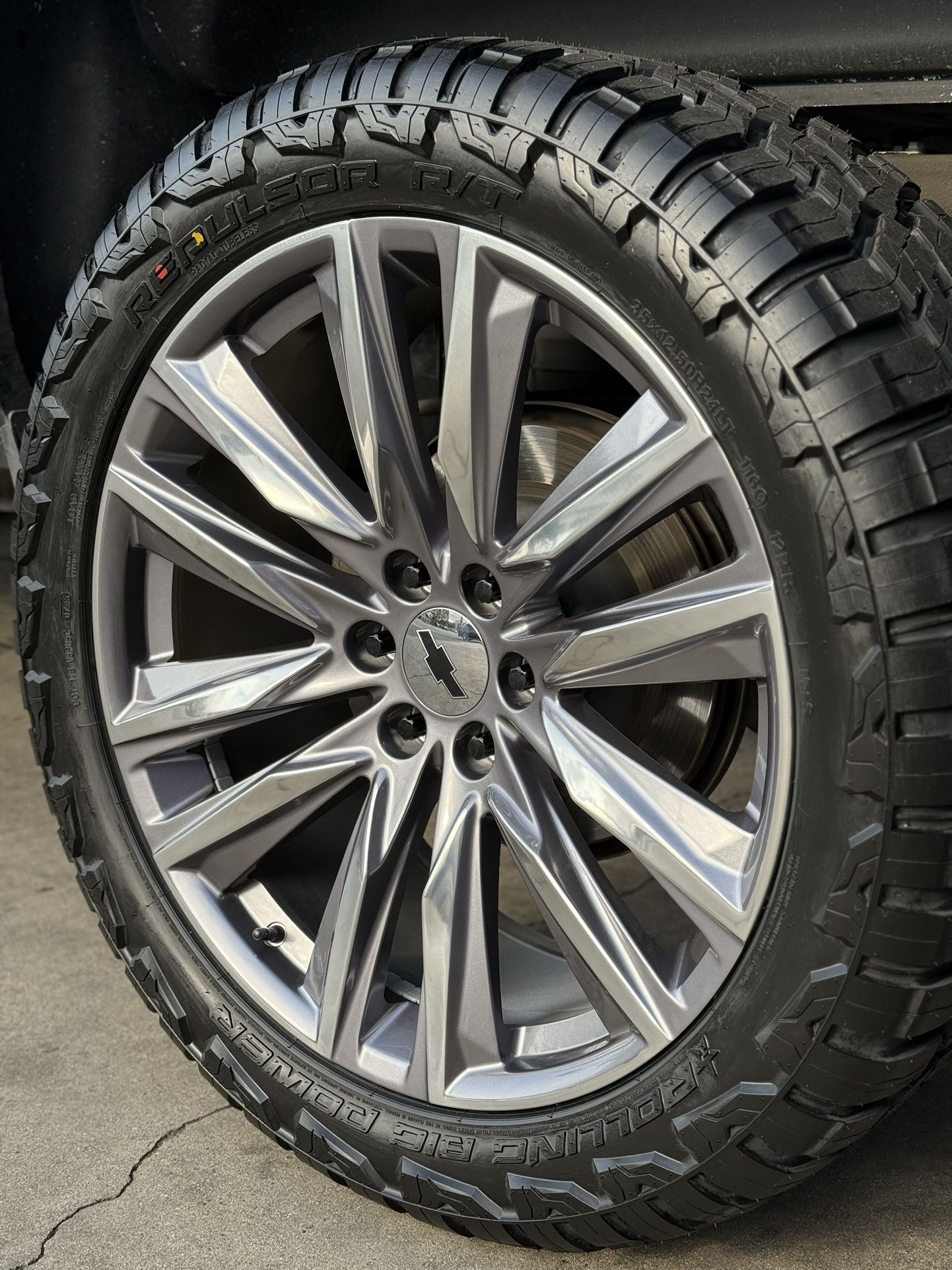 24” Sport Escalade Style Grey Polish Wheels 35” RT Tires Silverado Tahoe Yukon