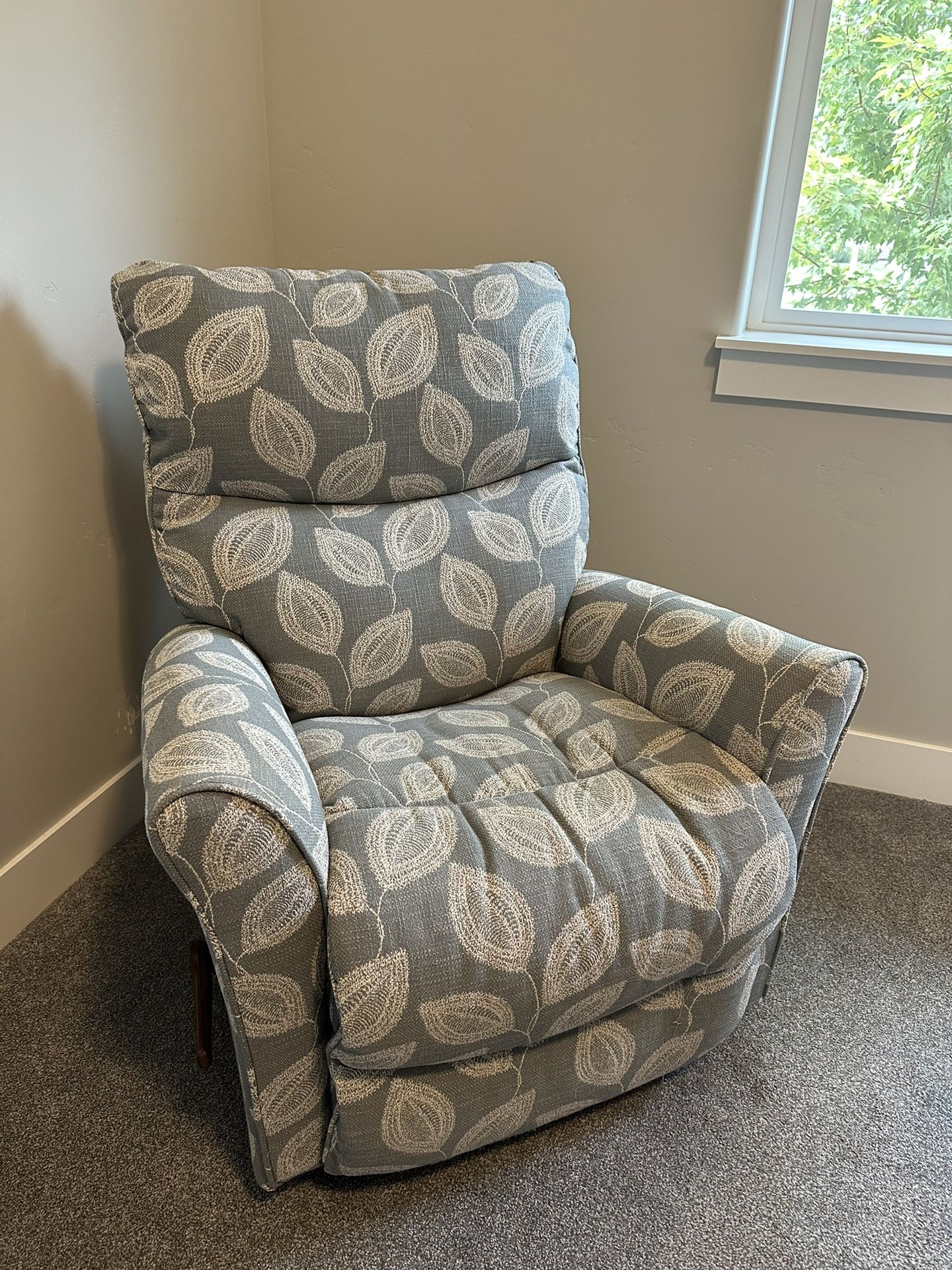 Two Matching Lay-Z-Boy Recliners