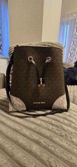 Michael Kors Greenwich Medium Signature Logo Bucket Bag 2020