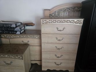 Traditional 4-Piece Bedroom Furniture Set with Mirror