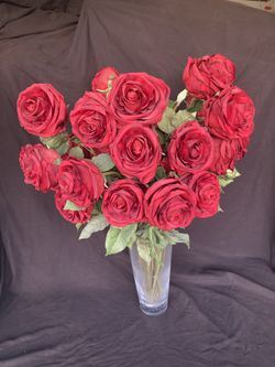 Glass Vase With Large Rose Bouquet 