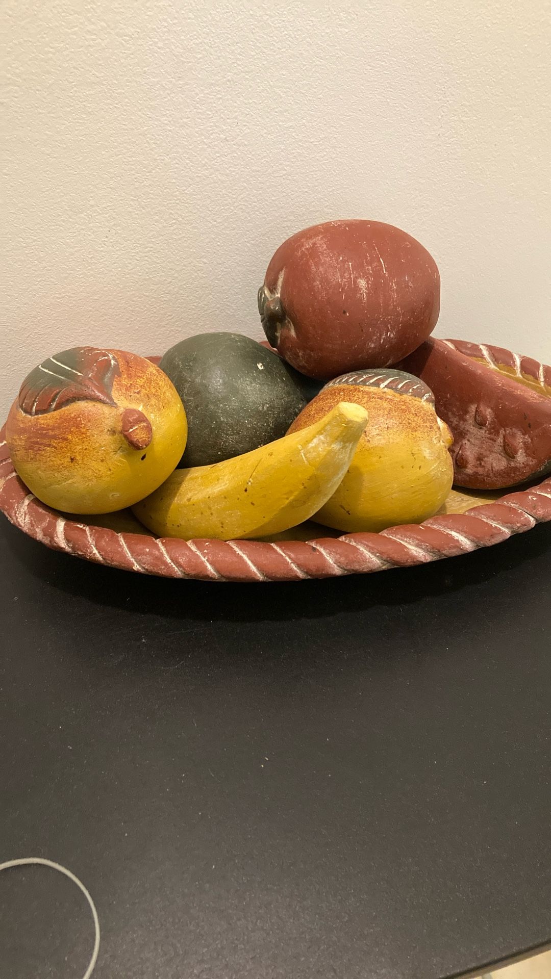 Ceramic fruit bowl, six pieces of fruit