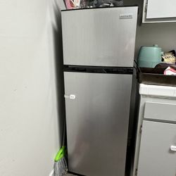 Frigidaire 7.5 Cu. ft. Refrigerator, Platinum Series, Standard Door Style - Stainless Look