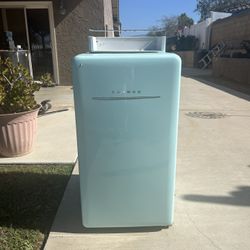 Mini fridge 