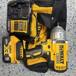 DEWALT 20V MAX Lithium-lon Cordless 1/2 in. Impact Wrench Kit