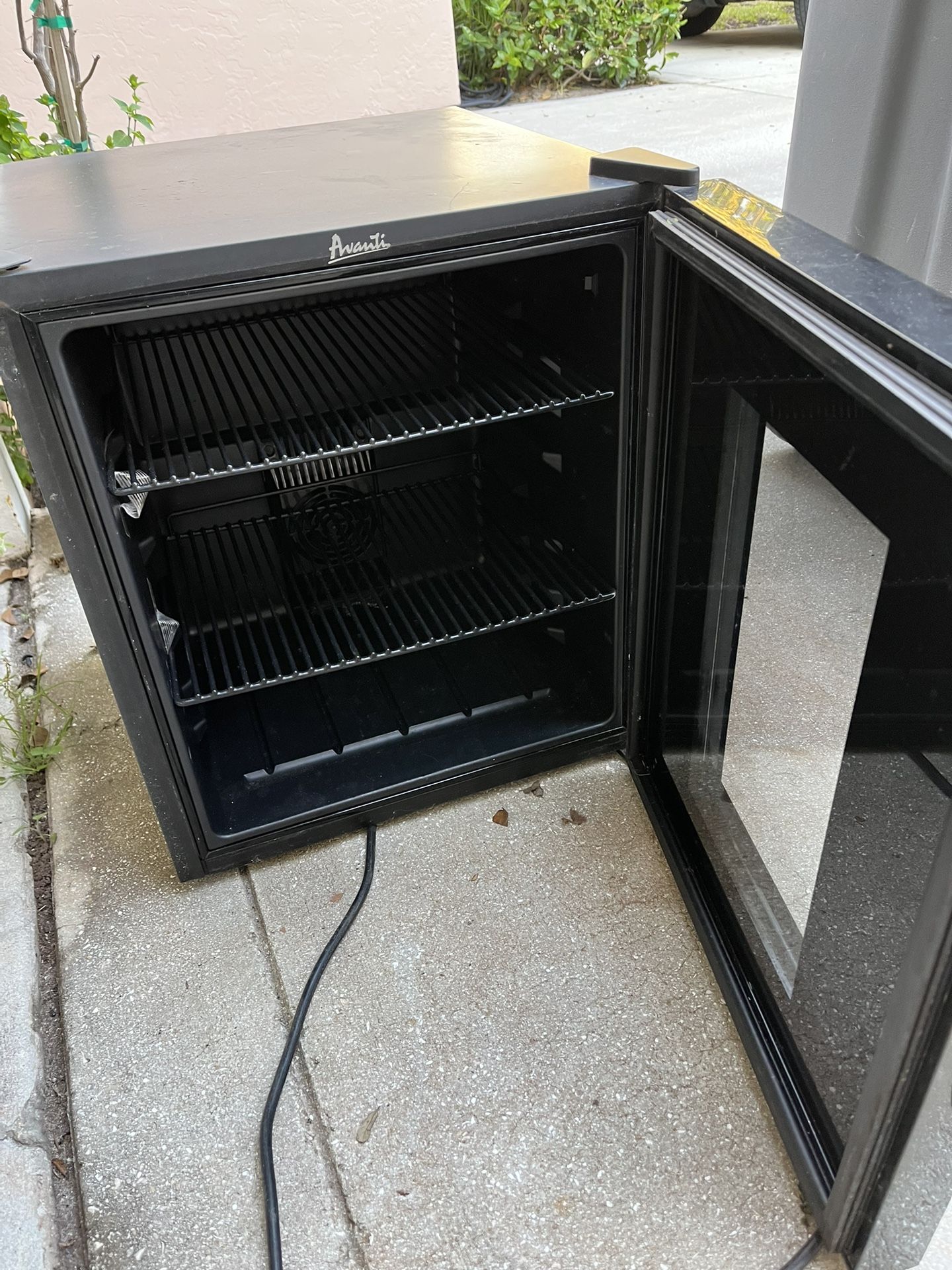 sbca017g avanti Wine Cooler Beverage Fridge for Sale in Halndle Bch, FL