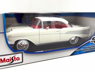 Maisto 1:18 Scale Diecast Model Car - 1957 Chevrolet Bel Air Coupe