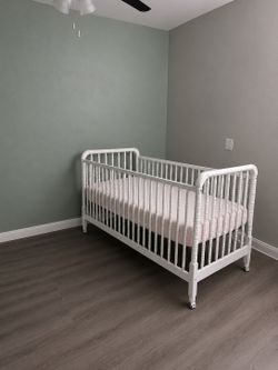 Adjustable crib with mattress