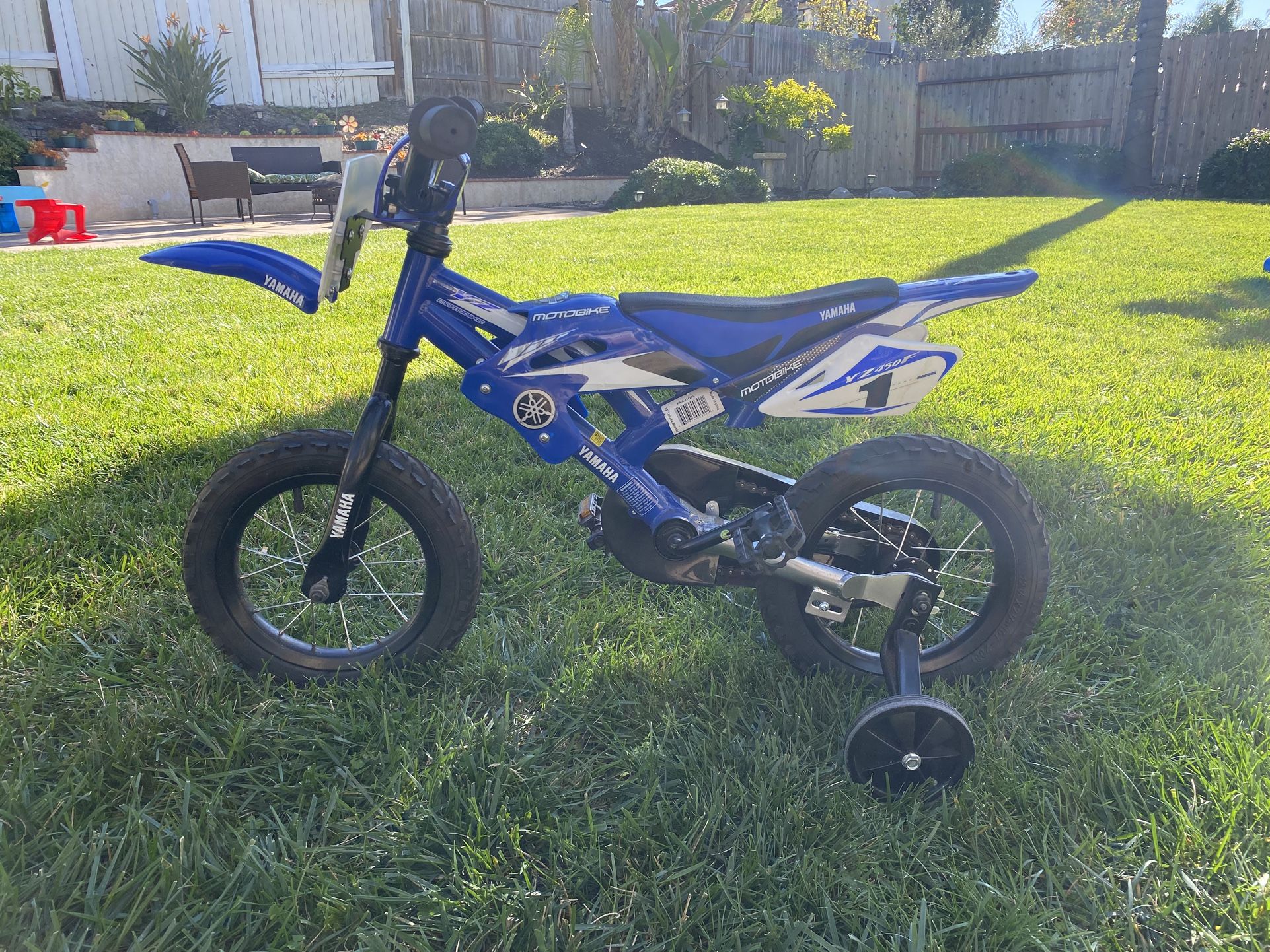 Yamaha Motobike (pedals + Training Wheels)