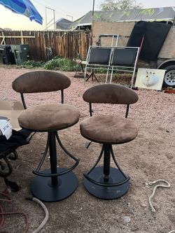 2 BANCOS ALTO UNO TIENE DETALLE ESTA MARCADO Y UN POCO DENPOLVO 