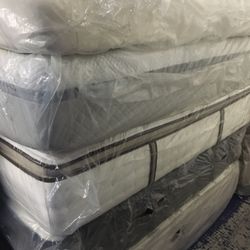 Tempur-pedic in Stearns and Foster king size mattress and box springs. I can also deliver