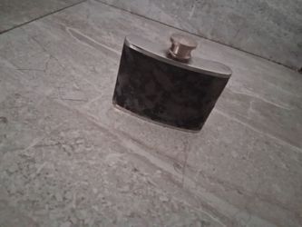 “2 Stainless Steel 4 oz flasks. Buenas condiciones. Perfectas para camping, pesca o colección.”