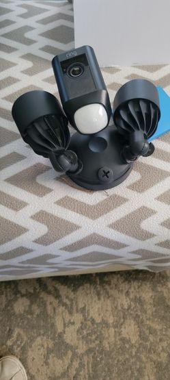 Ring. Flood Iight Cam