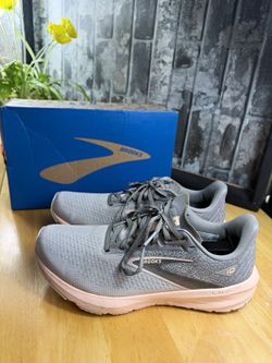 Brooks Launch 10 women  Gray/Pink Low Top Lace-Up Knit Athletic Sneaker 9B