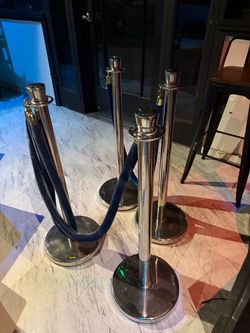 VEVOR Chrome Stanchion Posts with Blue Velvet Rope