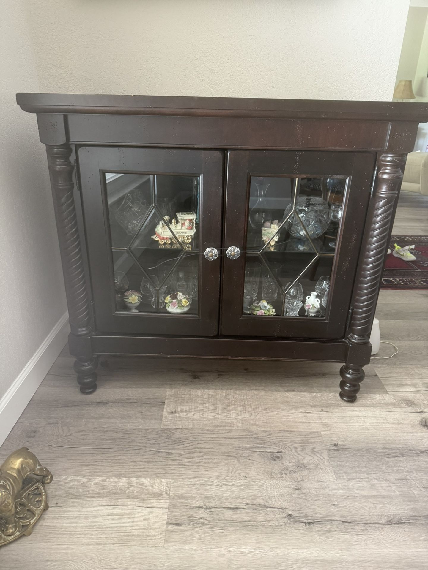 Broyhill Beautiful Lighted Curio cabinet /Display case