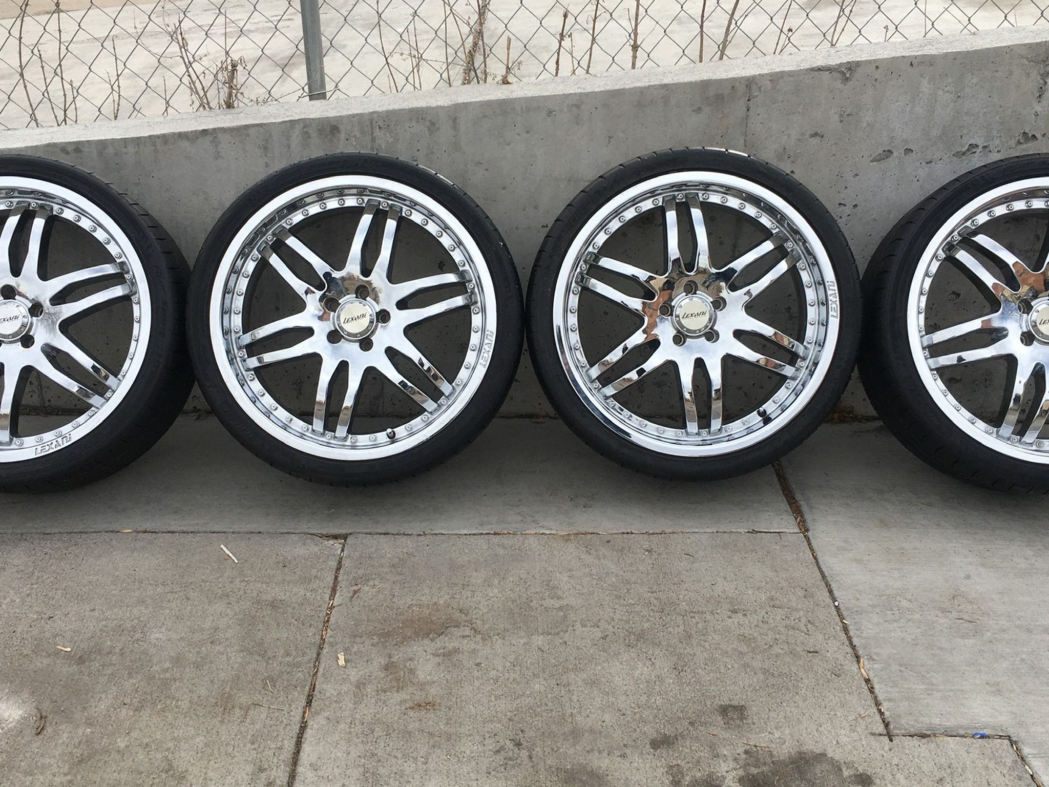 Custom 21” Lexani Onyx Wheels And Michelin Tires