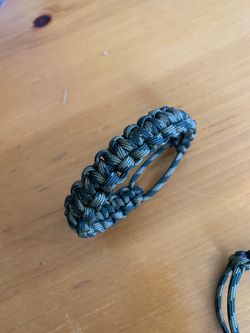 Paracord survival bracelet