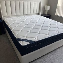 Like NEW - DreamCloud Classic Hybrid Mattress.
