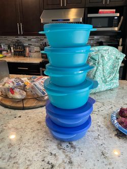 Tupperware bowl set gently used