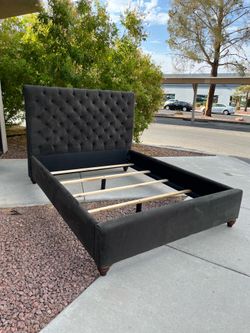 Pottery Barn Chesterfield Queen Bed ( can deliver for $10 )