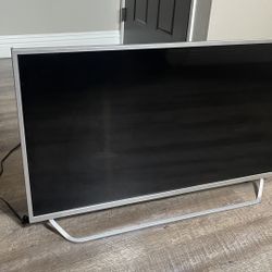 Element HD TV 34x18 w/ Chrome Cast USB
