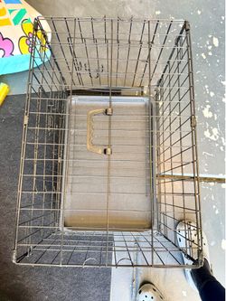 Small/Medium Dog Crate with Tray – Great Condition
