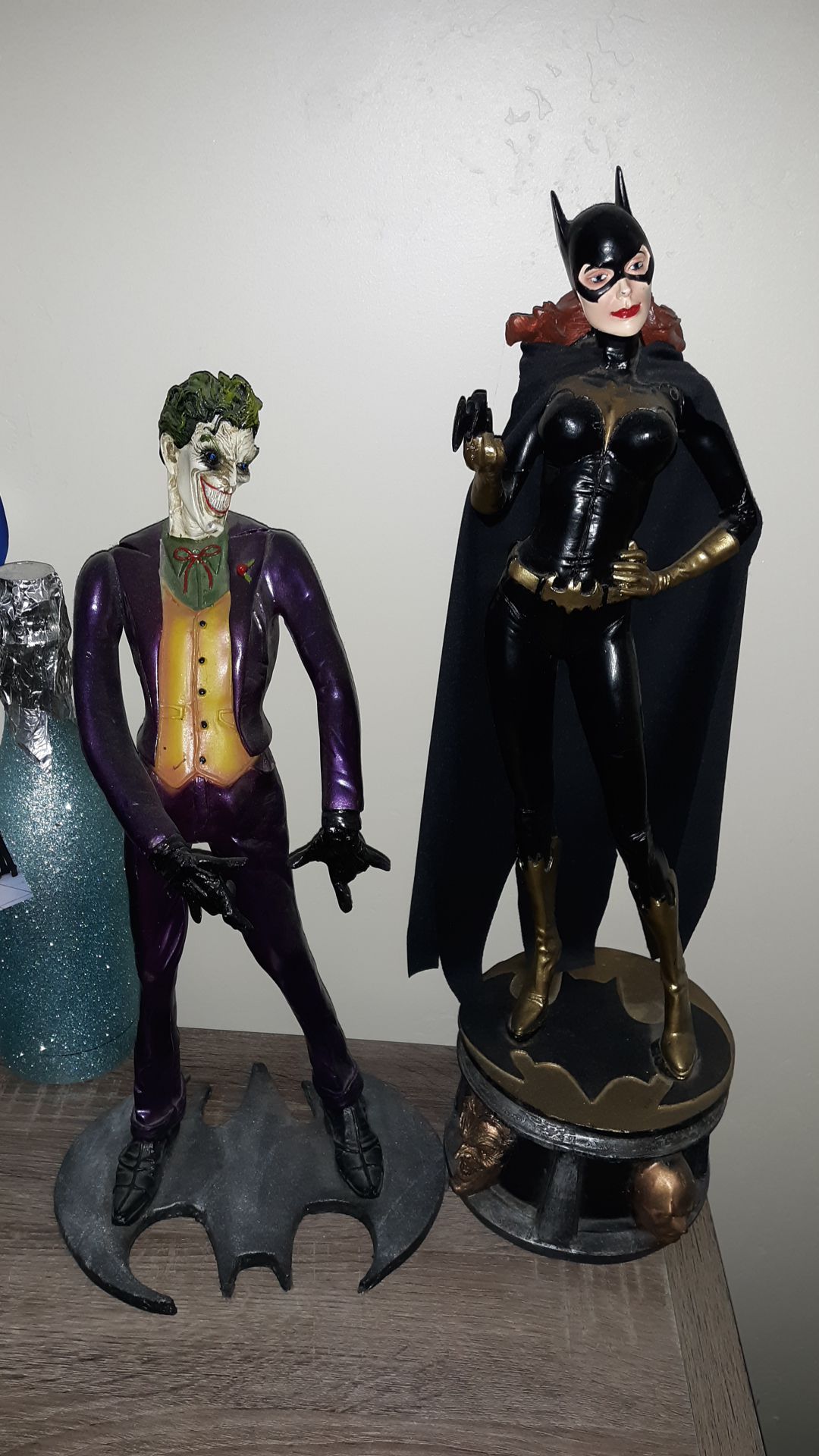 Joker and Batgirl statue