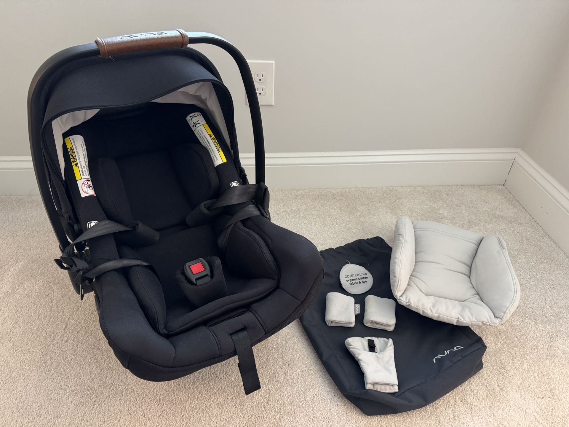 Nuna Pipa Lite RX Infant Car seat w/base