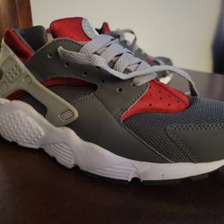 Nike Huarache  Size 6.5 Youth. Runs small.