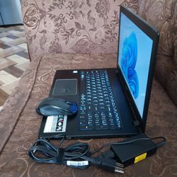 Laptop Acer Aspire E5-575-core i3-12gb ram-256gb HD SSD Solid.