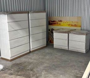 Two Chests And 2 Nightstands  - Dos Gaveteros y 2 Mesitas de noche