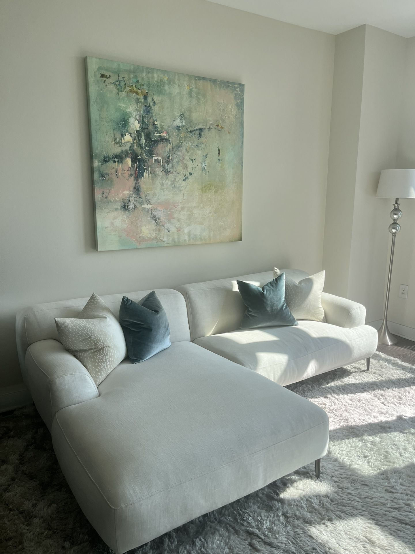 White Article Couch With Chaise